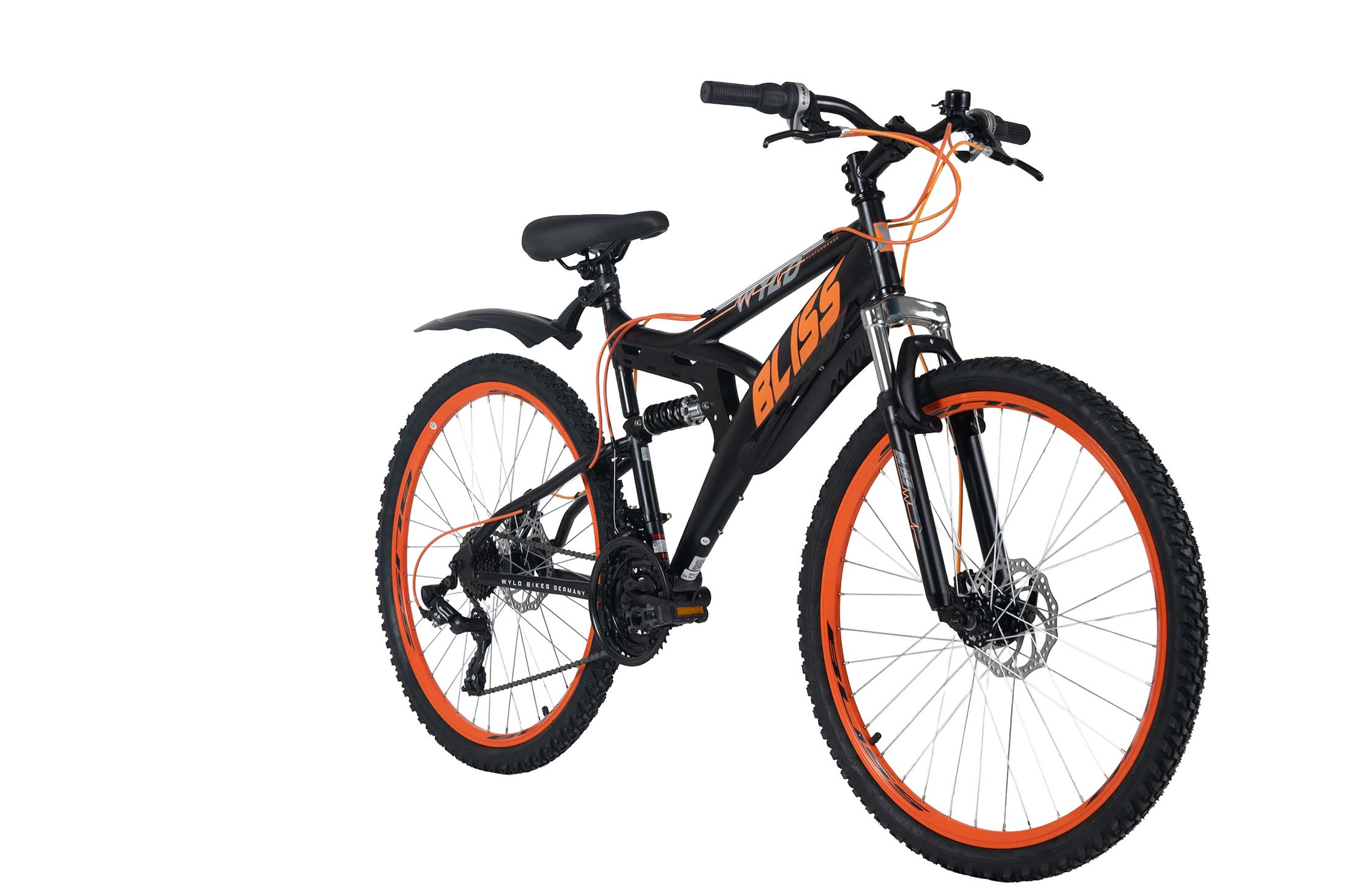 Schwarzes Mountainbike mit orangefarbenen Felgen und Details, weißer Hintergrund.