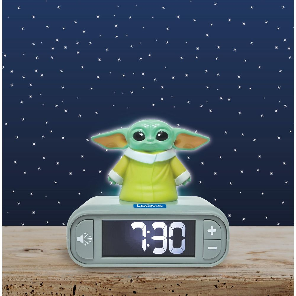 Personaggio di Baby Yoda su una sveglia con sfondo stellato.
