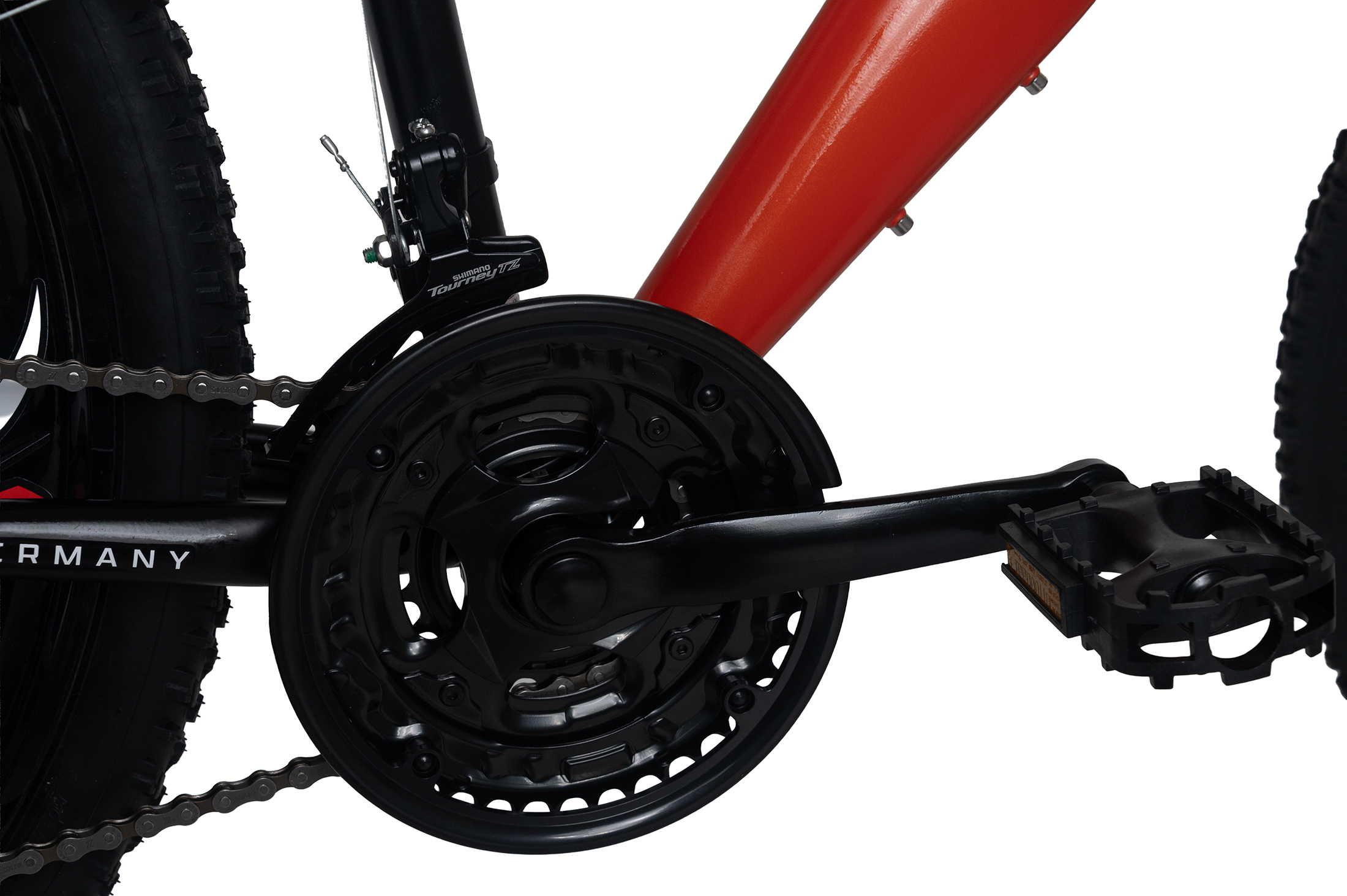 Nahaufnahme der Fahrradkette, Kurbelgarnitur und eines Pedals auf weißem Hintergrund.