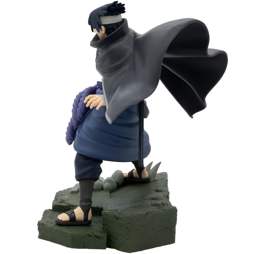 Figur eines Mannes in dunkler Kleidung, mit einem grauen Umhang, auf einem Felsensockel stehend.