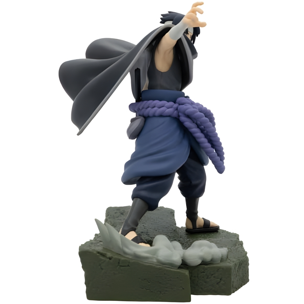 Eine Figur von Sasuke mit schwarzem Umhang und blauer Kleidung auf einem grünen Sockel.