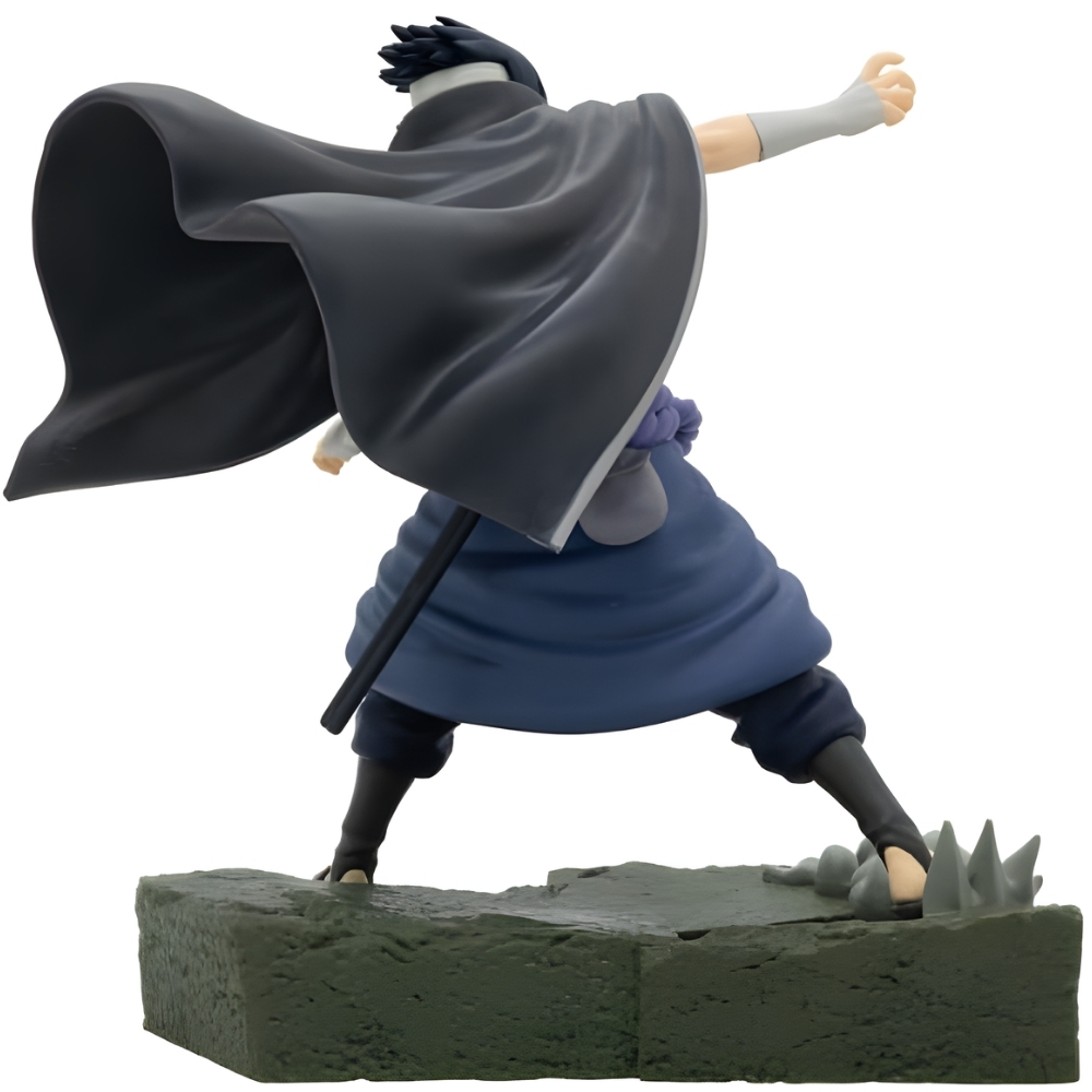 Eine Figur von Sasuke mit schwarzem Umhang und blauer Kleidung steht auf einem Felsen.