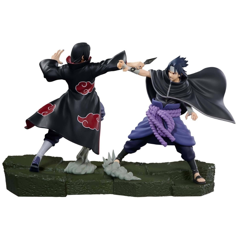 Zwei Figuren in Action-Pose, eine trägt ein schwarzes Gewand mit roten Wolken, die andere ein schwarzes Cape.
