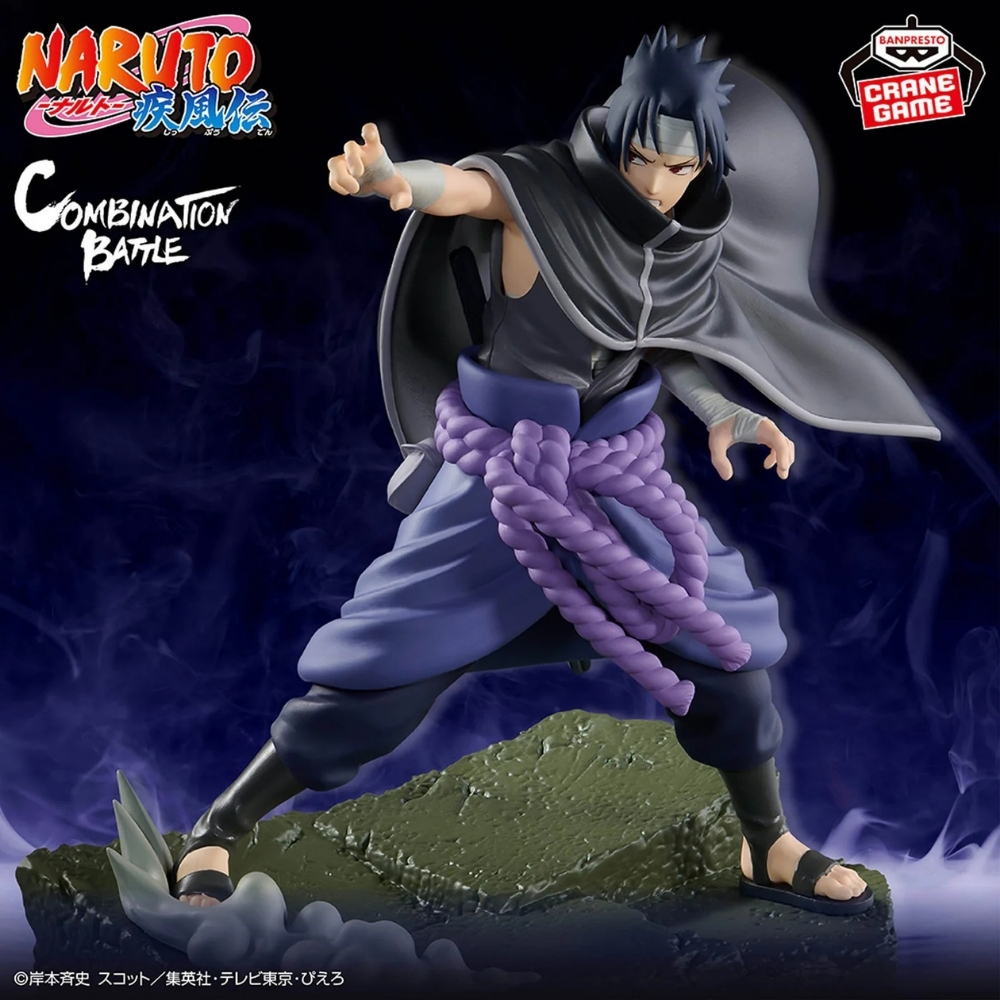 Sasuke Figur in dunkler Kleidung mit lila Gürtel, auf felsigem Untergrund.