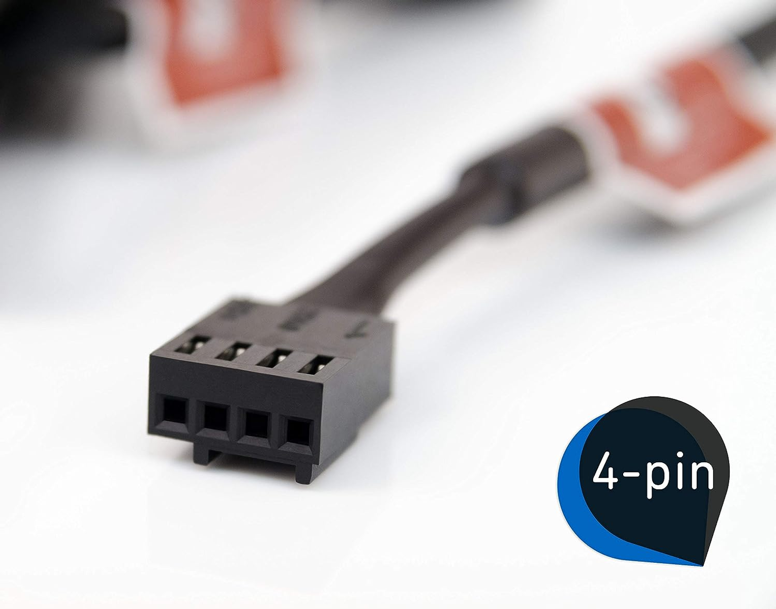 Ein schwarzer 4-Pin-Stecker mit Kabel, auf weißem Hintergrund.