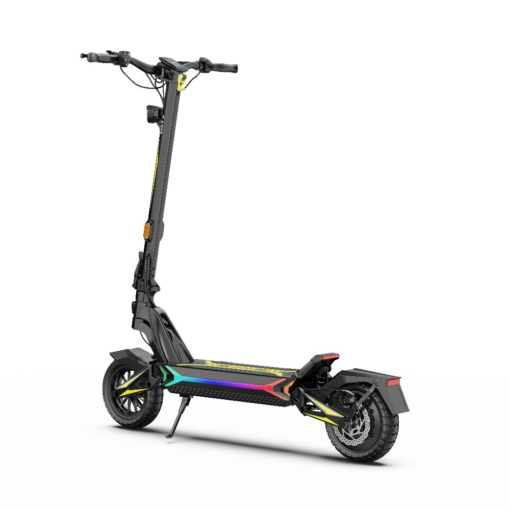 Un monopattino elettrico nero con luci LED colorate sul ponte e sulle ruote.