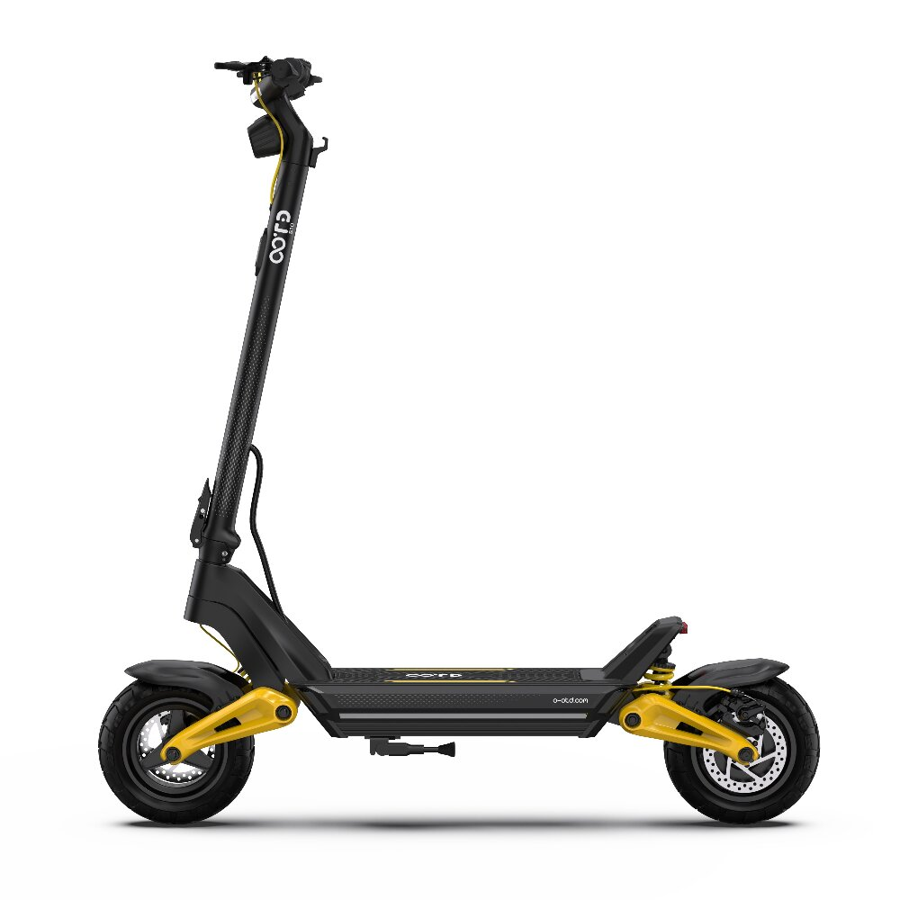 Monopattino elettrico nero con accenti gialli, su sfondo bianco.