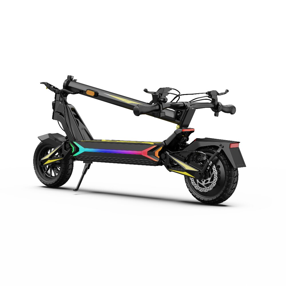 Uno scooter elettrico nero con luci LED colorate sul ponte e sul manubrio.