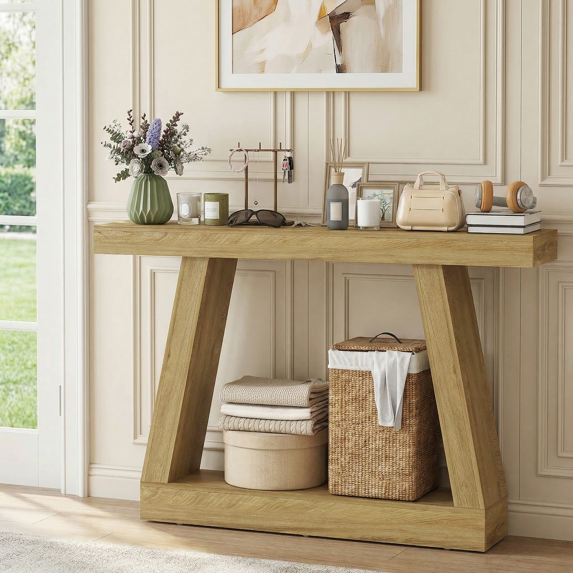Un tavolino consolle in legno con decorazioni, libri, borsa e cuffie.