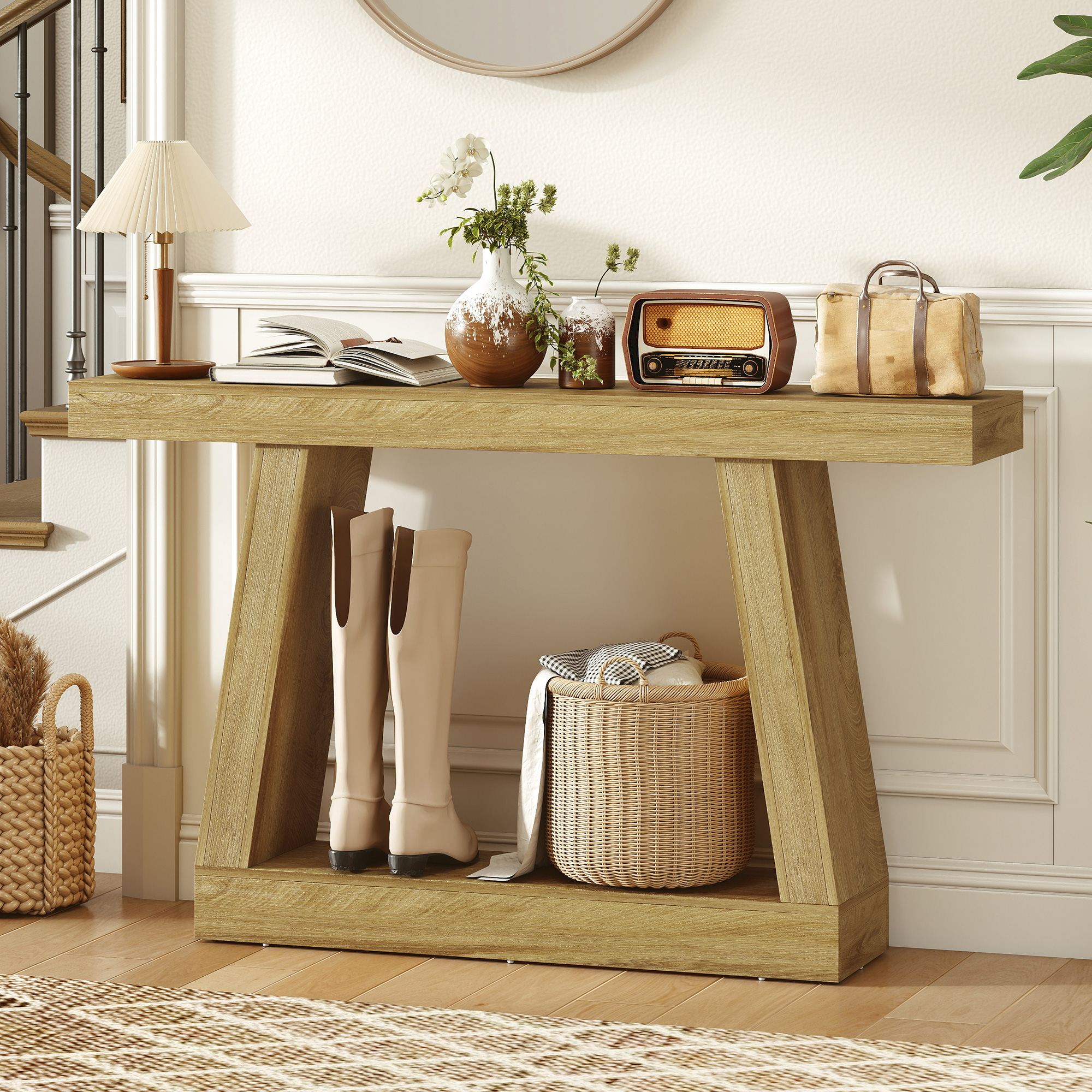 Consolle in legno con lampada, libri, vaso, radio, borsa, stivali e cesto.