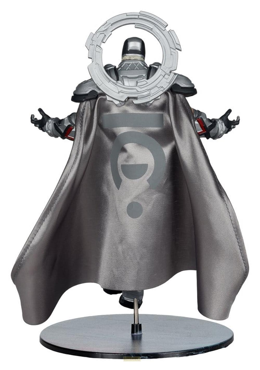 Actionfigur mit silbernem Umhang und Ring im Nacken, auf einem Ständer.