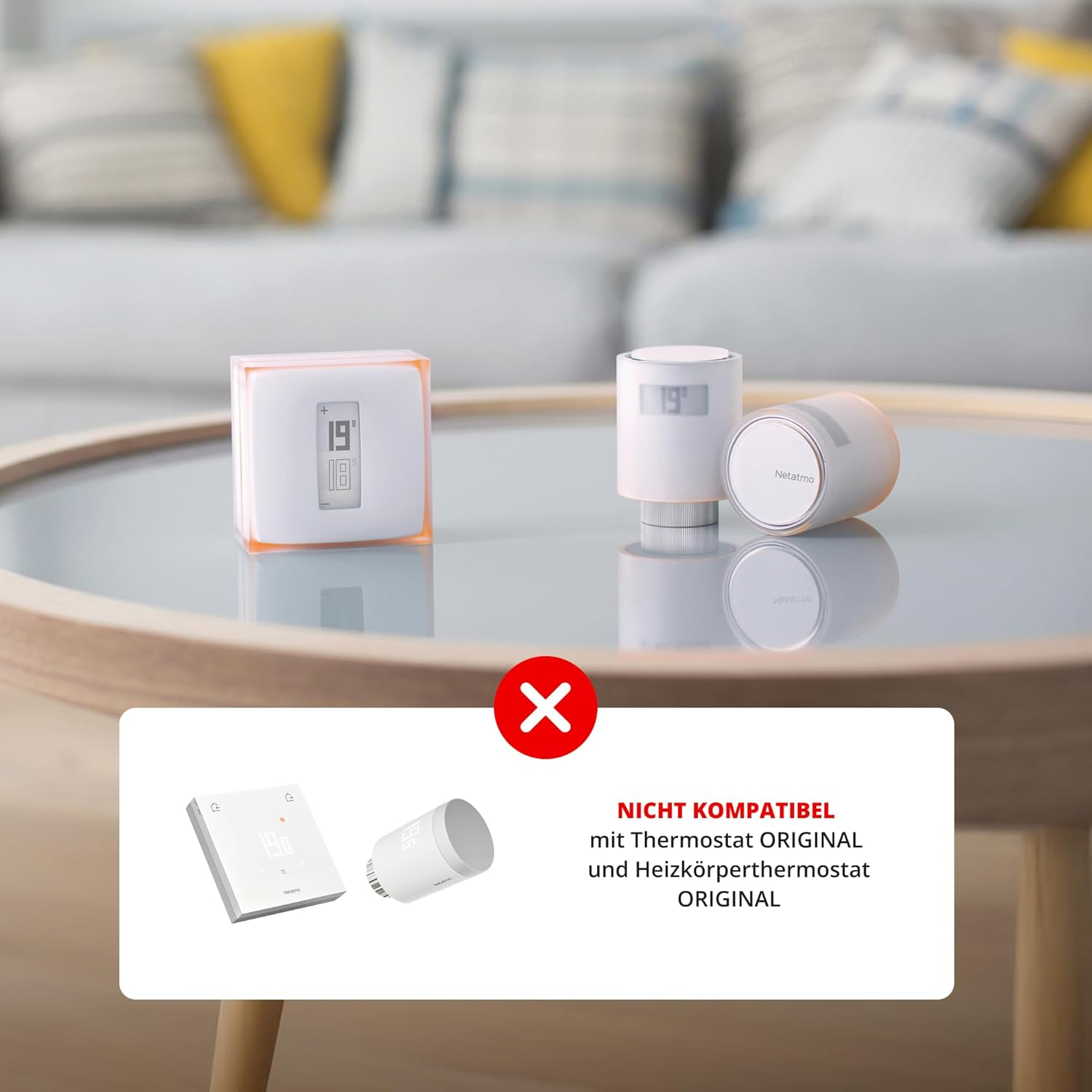 Tre termostati intelligenti Netatmo su un tavolo. Uno a cubo, due cilindrici.