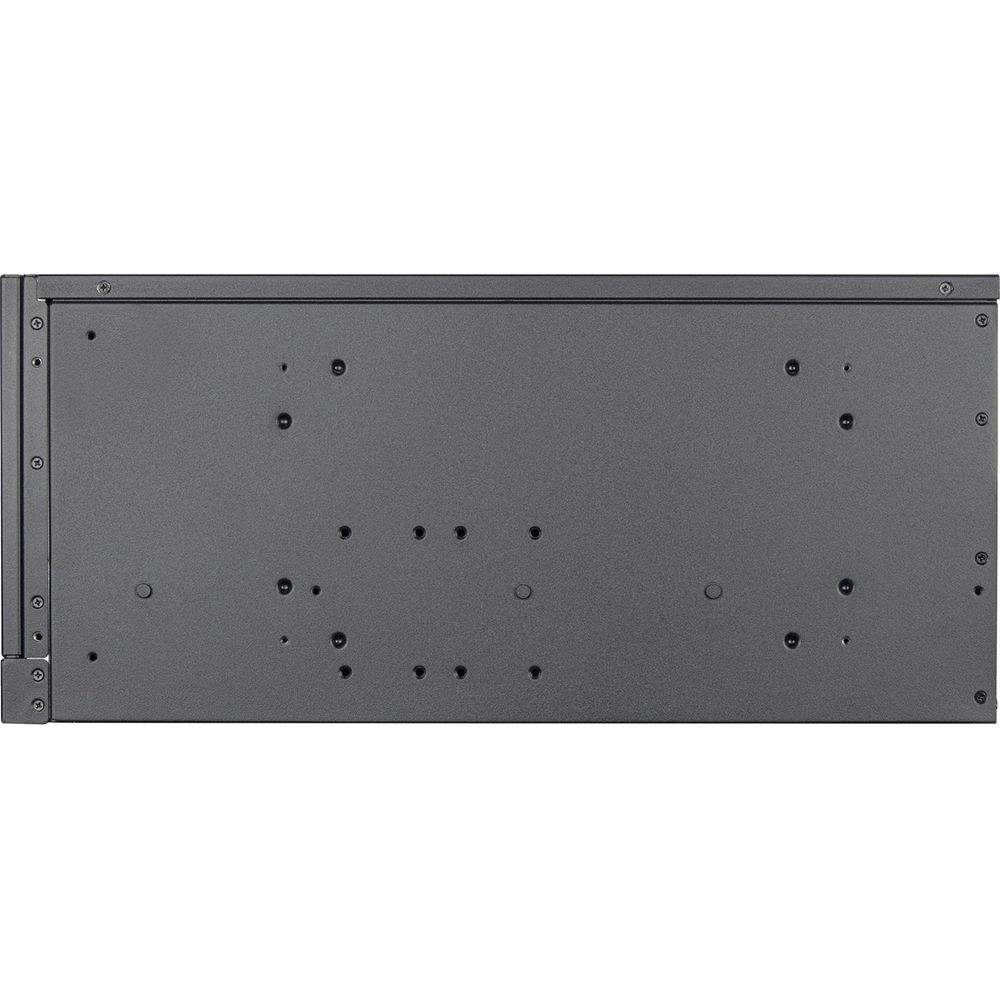 Châssis de serveur gris en rack avec trous de vis et indentations circulaires.