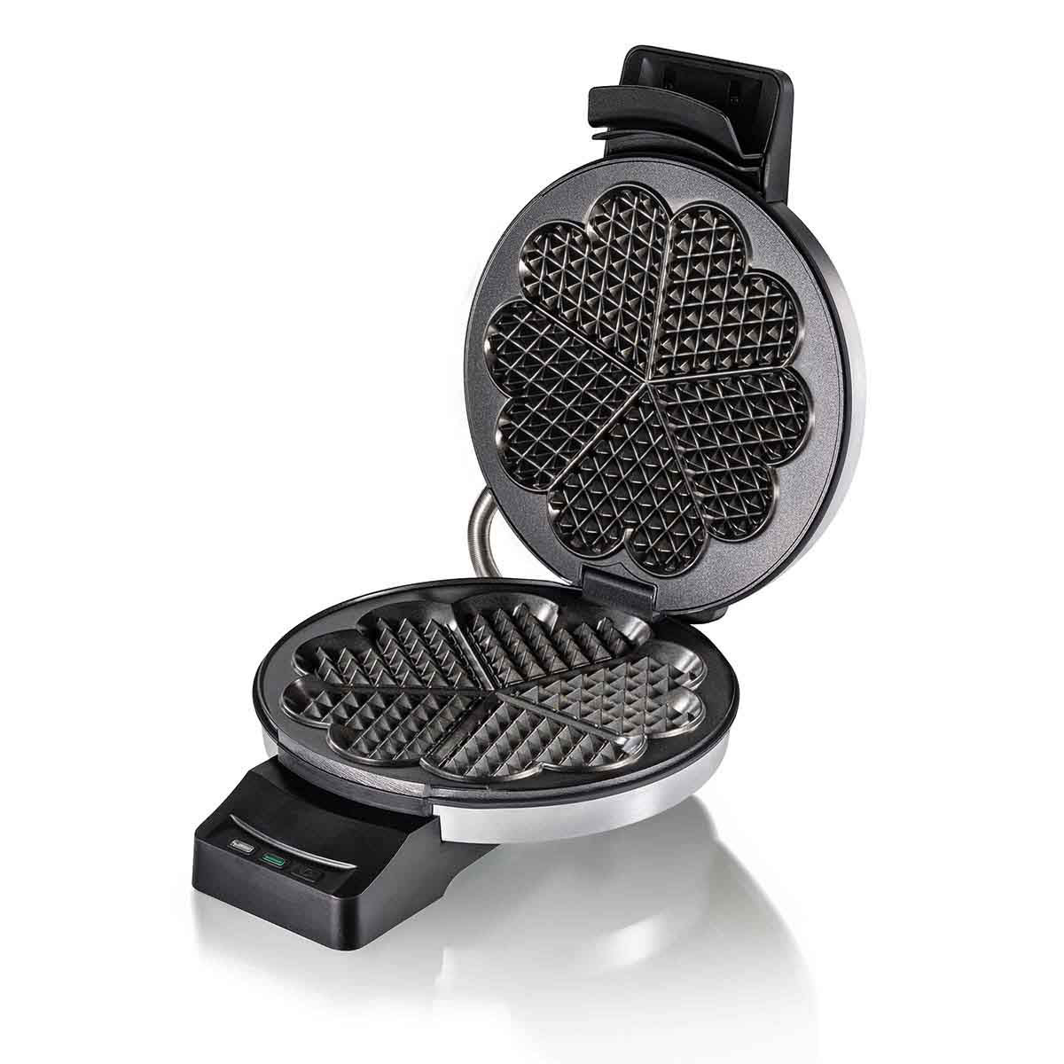 Una piastra per waffle aperta a forma di cuore con piastre riscaldanti dettagliate e base nera.