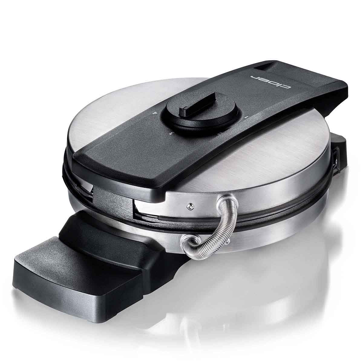 Una piastra per waffle rotonda chiusa in acciaio inox e plastica nera.