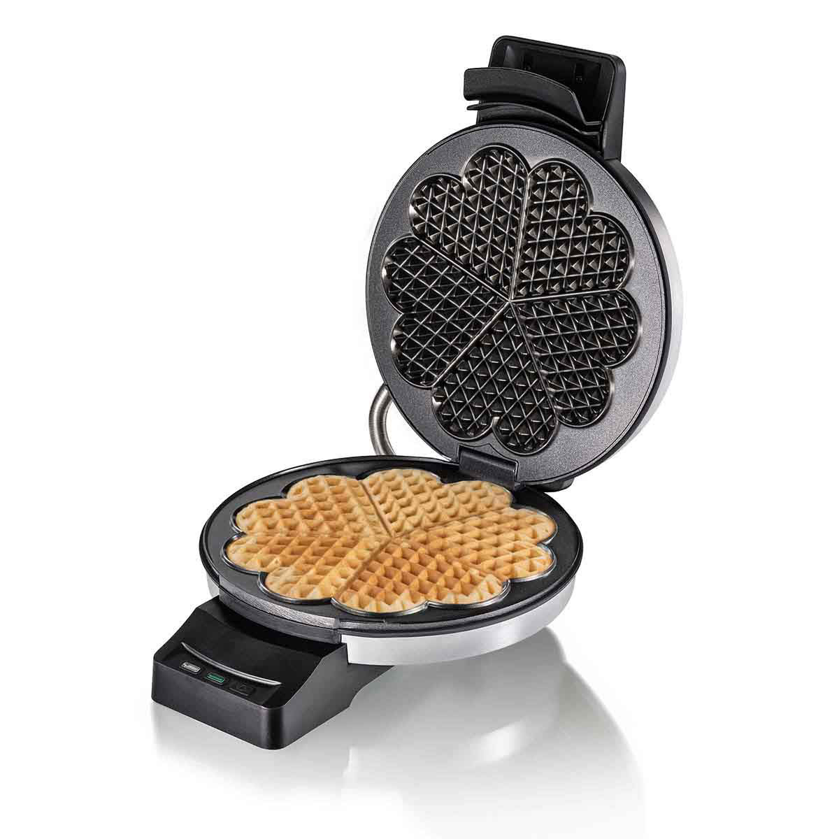 Una piastra per waffle a forma di cuore aperta con un waffle quasi pronto.