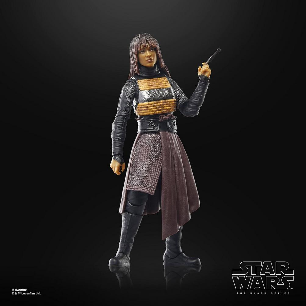 Figura de acción de Star Wars de una mujer con cabello oscuro, con armadura y falda.