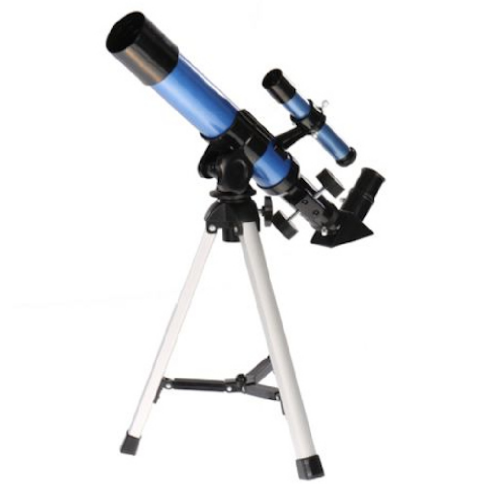 Een blauwe telescoop met zwart oculair staat op een zilveren statief tegen een witte achtergrond.