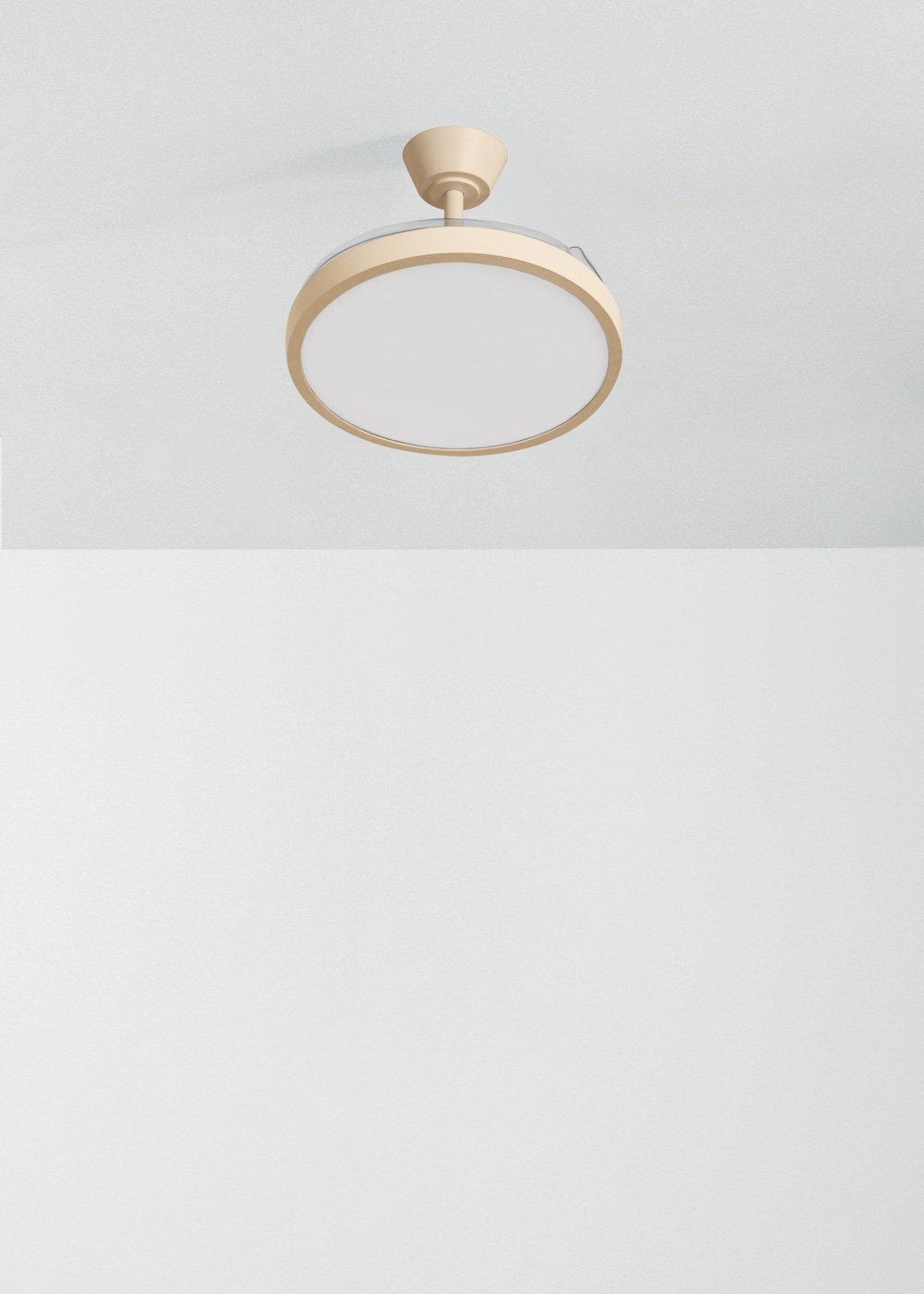 Una lámpara de techo moderna con un anillo color crema e iluminación integrada.