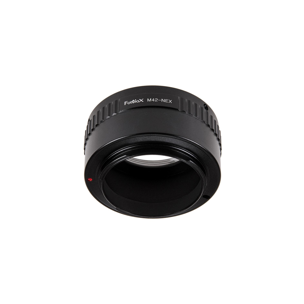 Een zwarte M42-NEX adapter met tekst, op witte achtergrond.
