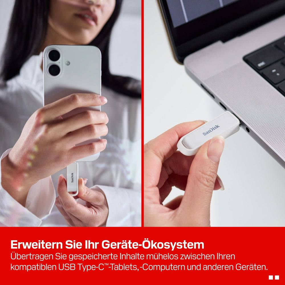 Eine Hand hält ein Smartphone, eine andere steckt einen SanDisk USB-Stick in einen Laptop.