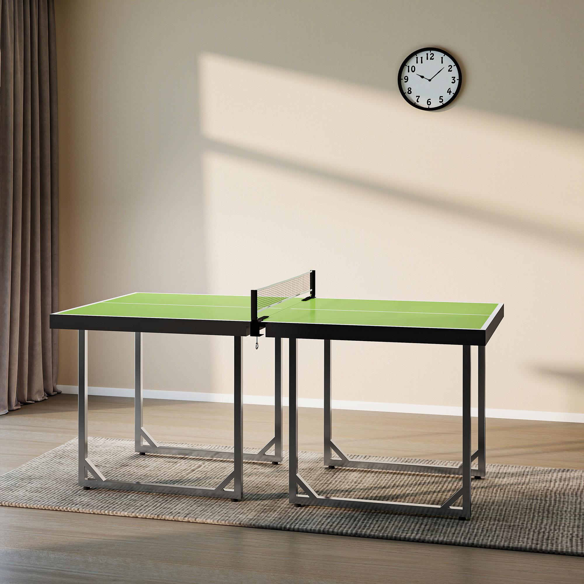 Una mesa de ping pong con superficie verde y red está sobre una alfombra.