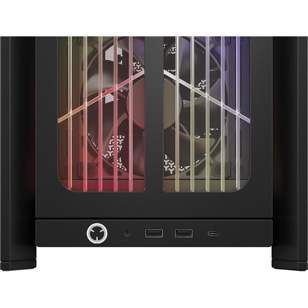Caja de ordenador negra con ventiladores RGB visibles a través de un panel frontal con rejilla. Puertos USB debajo.
