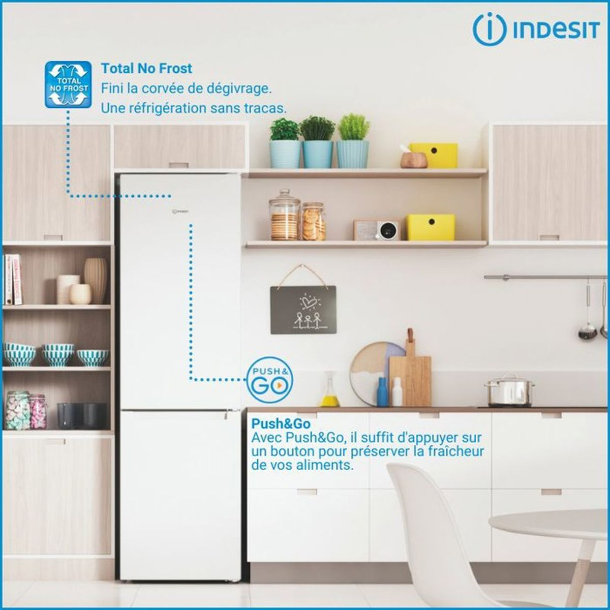 Ein weißer Kühlschrank mit "Total No Frost" und "Push&Go" Funktion in einer Küche.