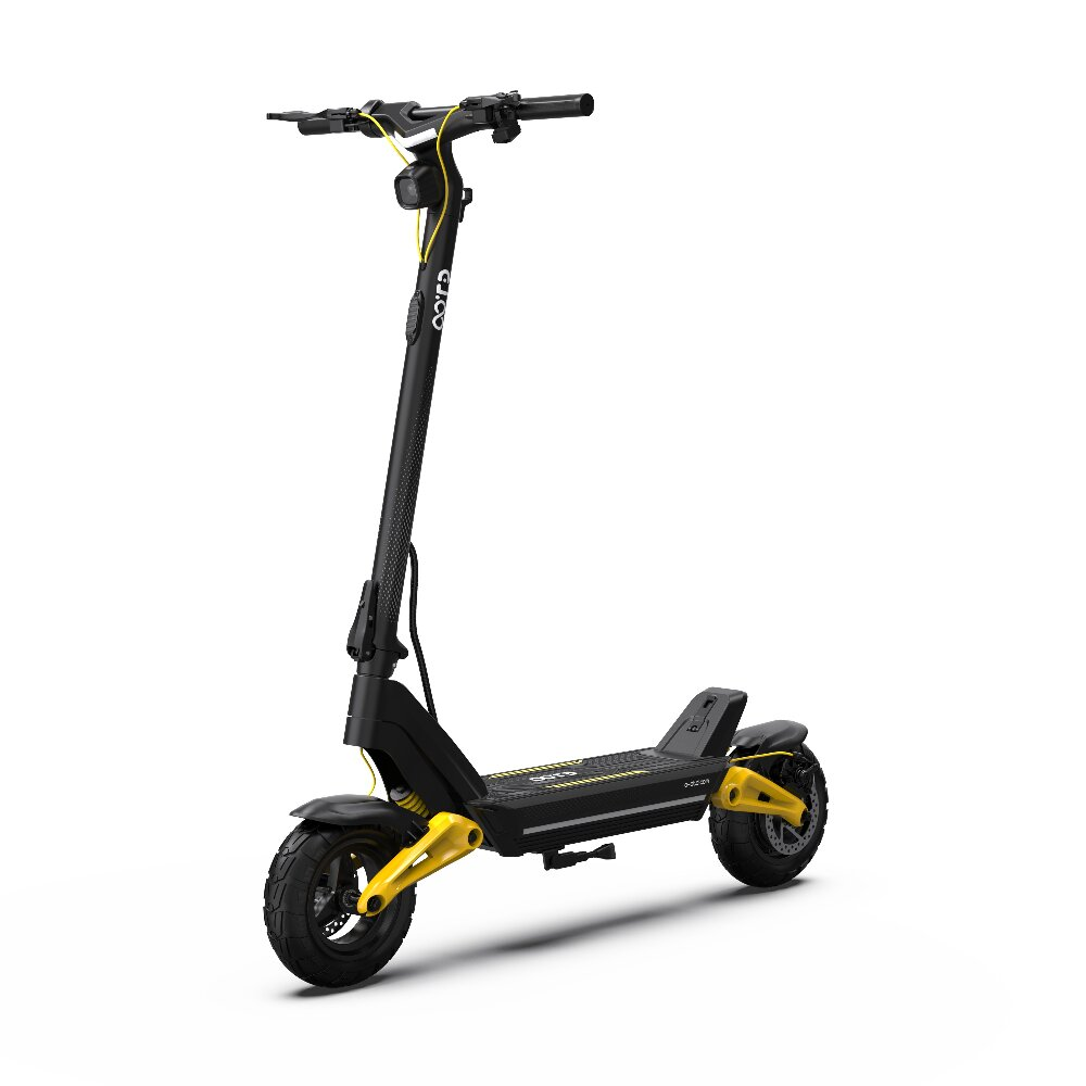 Uno scooter elettrico nero con accenti gialli si erge su sfondo bianco.