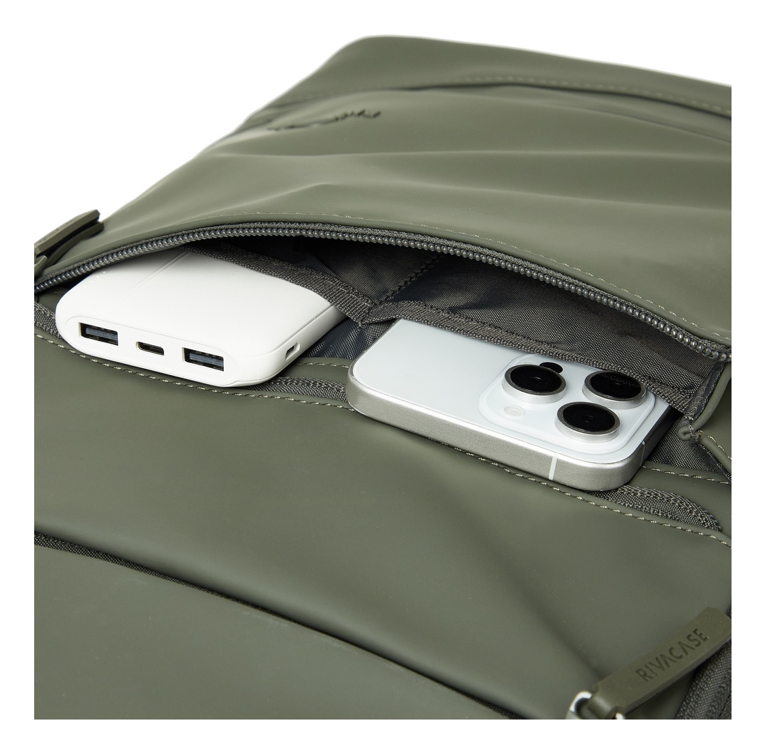 Un power bank bianco e uno smartphone argento in una tasca verde.