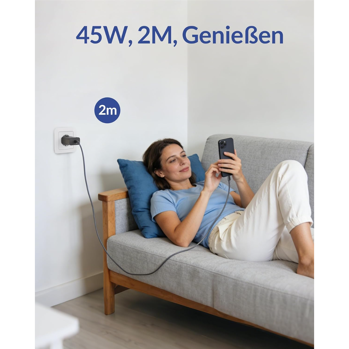 Mujer en sofá con teléfono, cargador enchufado.