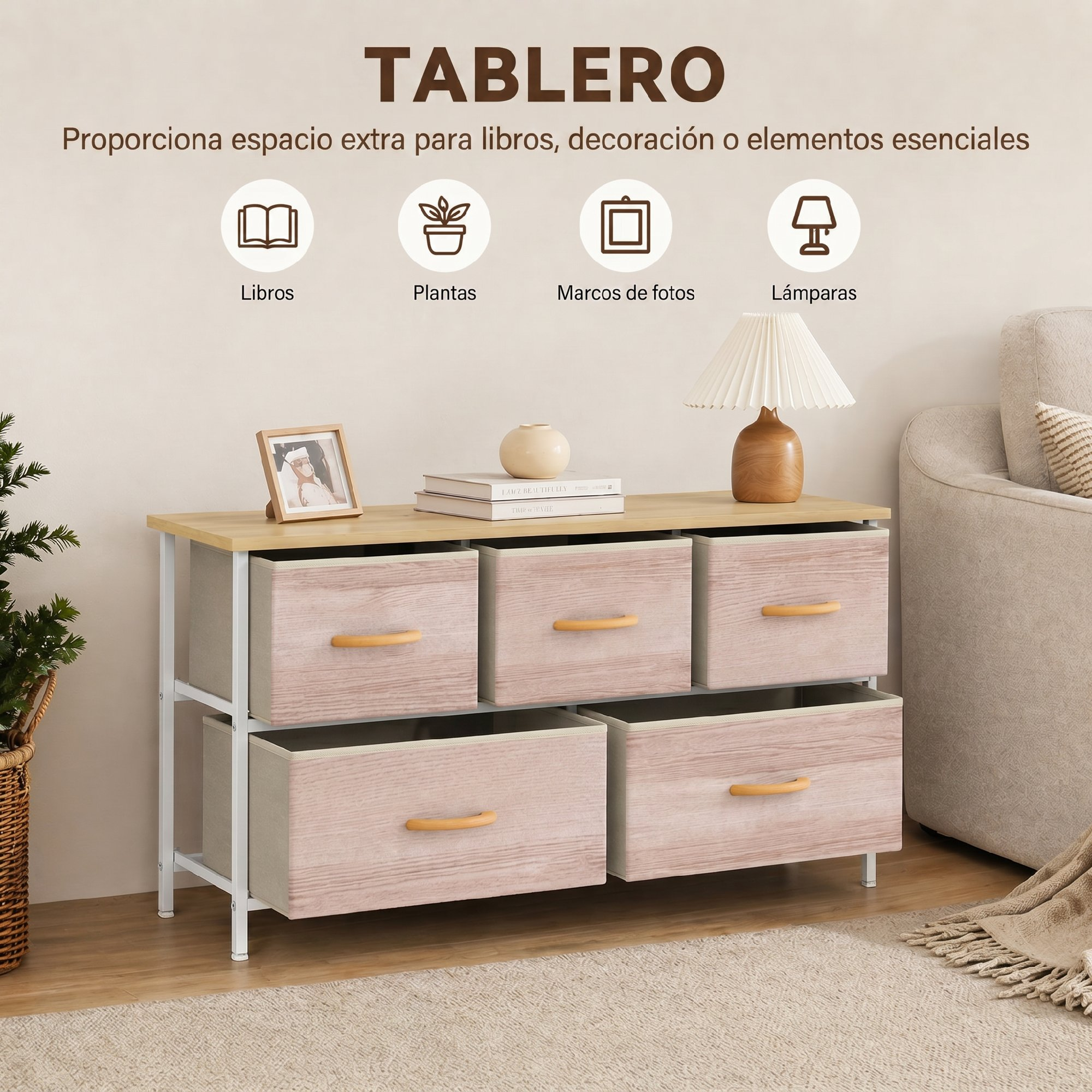 Cómoda de madera con varios cajones, lámpara, marco de fotos y decoraciones.
