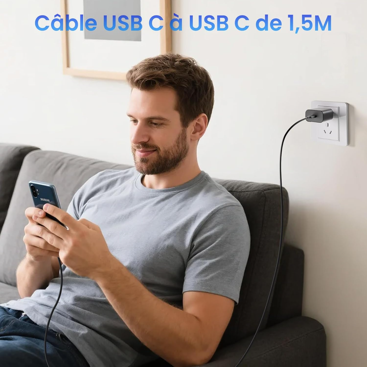 Mann sitzt auf Sofa und benutzt Handy, lädt es mit USB-C-Kabel.