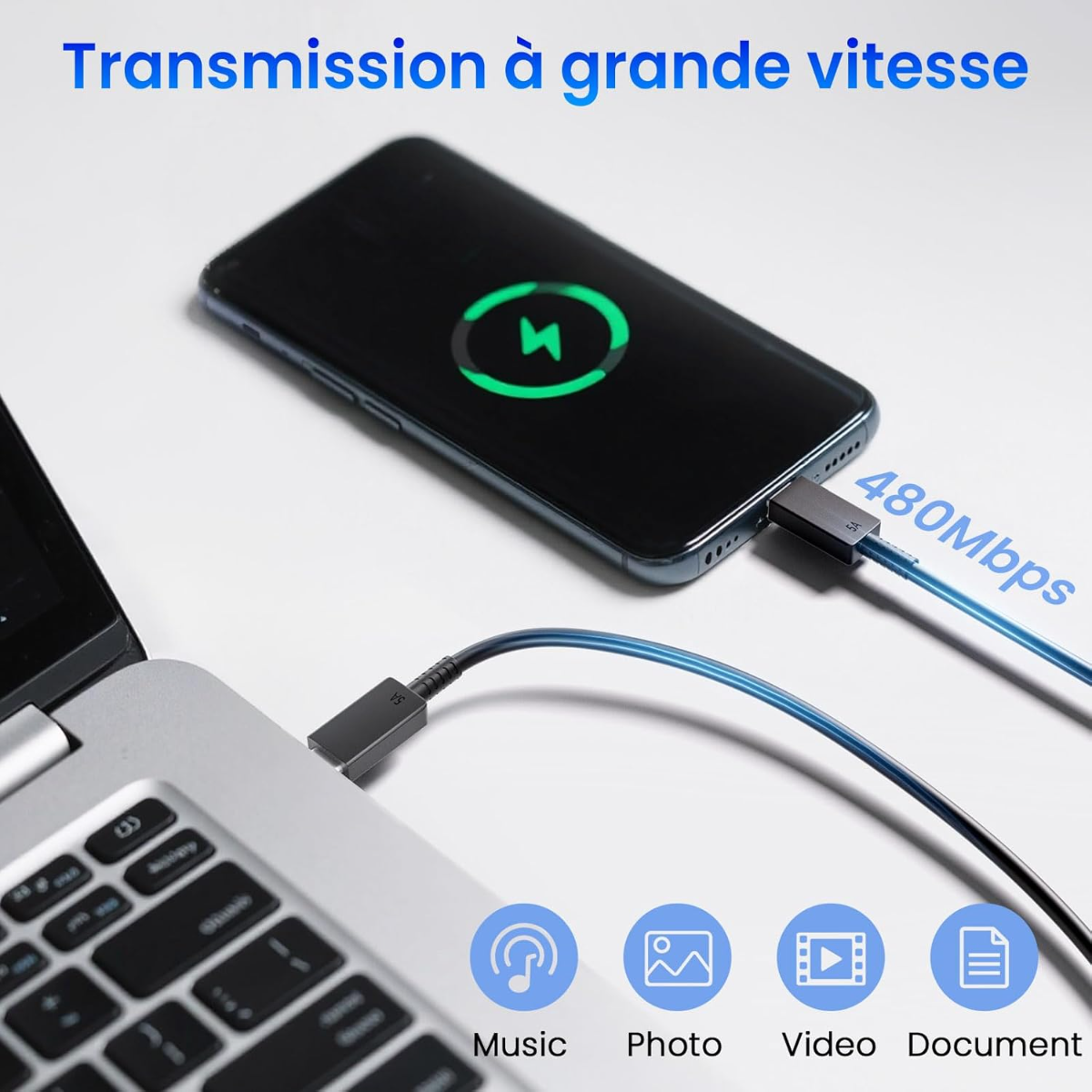 Laptop über USB-Kabel mit Smartphone verbunden, zeigt 480 Mbit/s Übertragungsgeschwindigkeit.