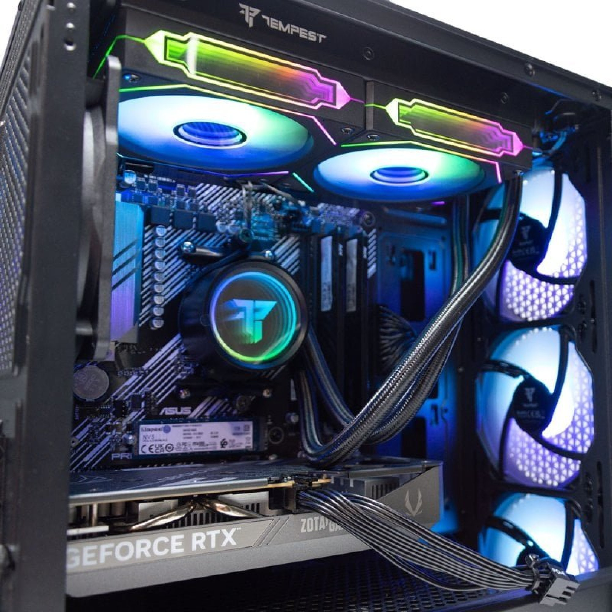 Un case per computer con ventole e componenti RGB luminosi. È visibile una scheda grafica GeForce RTX.