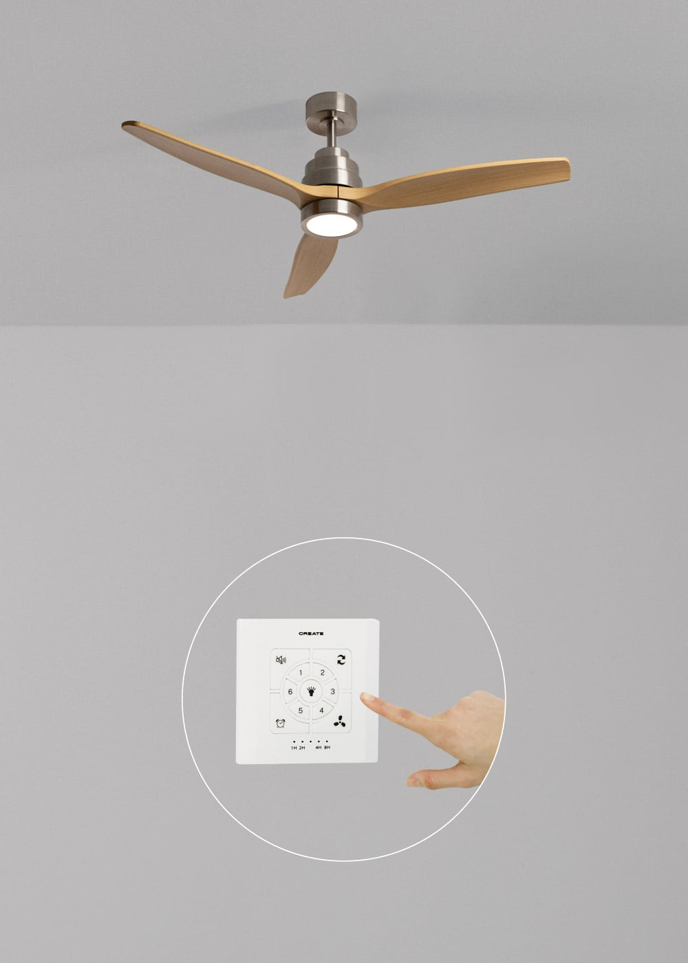Un ventilador de techo con aspas de madera y luz sobre un mando a distancia operado por una mano.