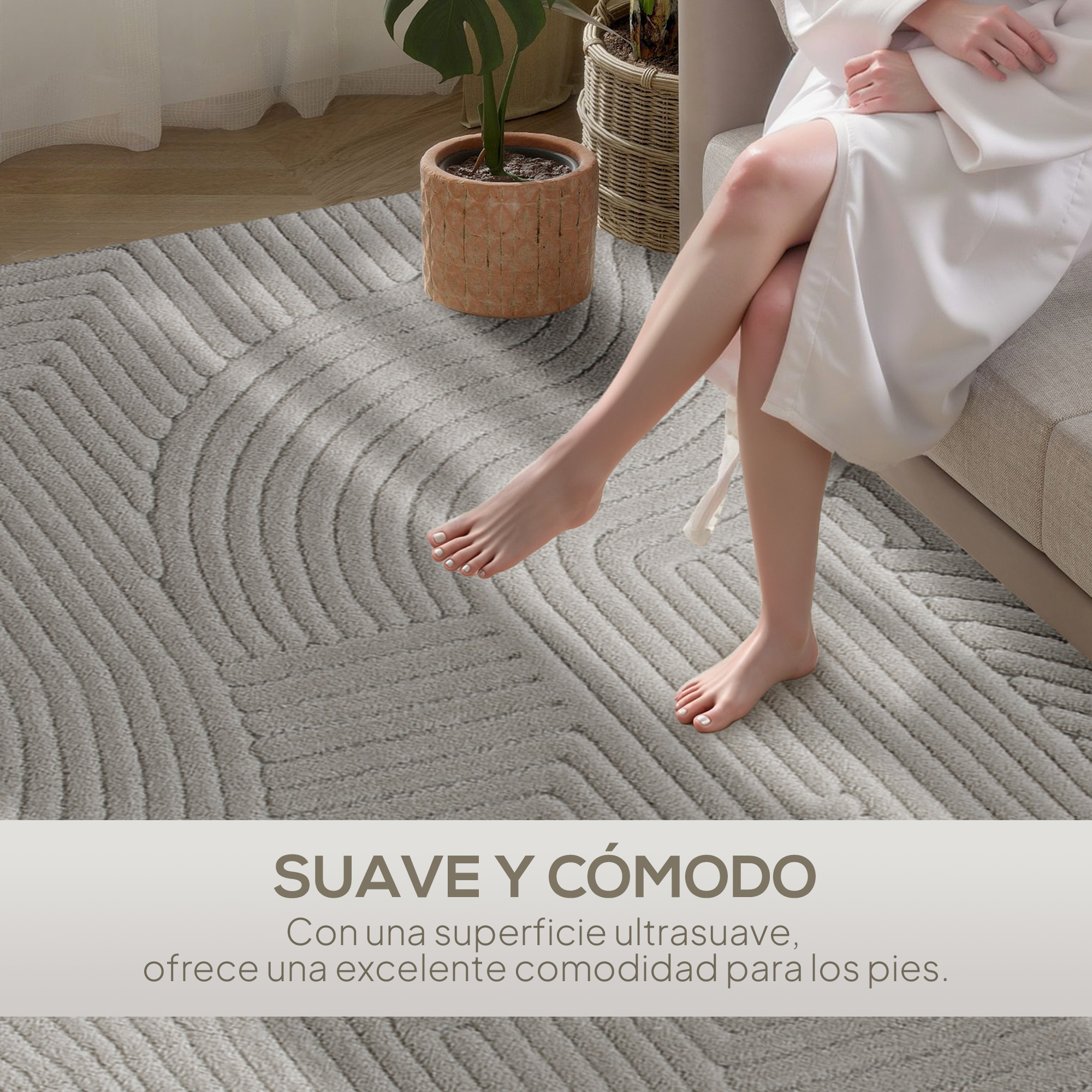 Alfombra gris con estampado, una persona sentada al lado.