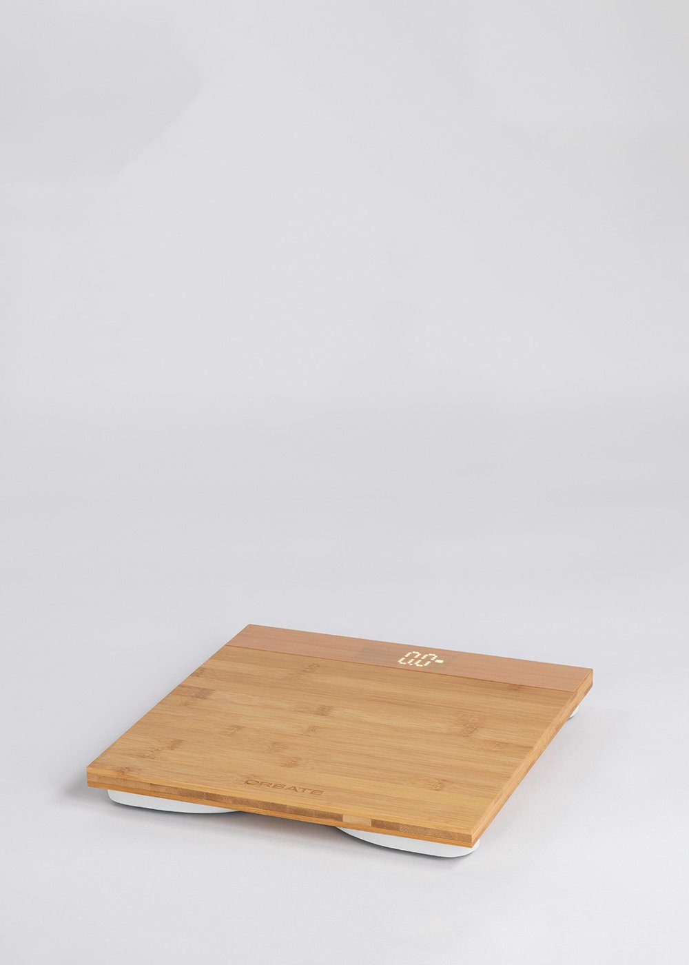 Una báscula de madera con pantalla digital sobre fondo blanco.
