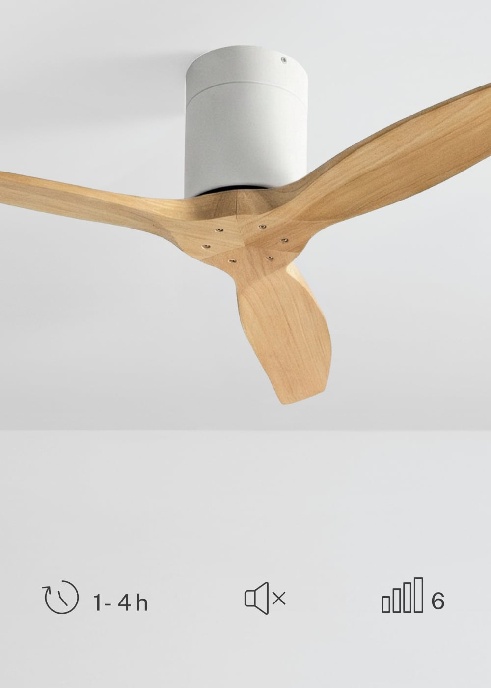 Un ventilador de techo moderno con tres aspas de madera y carcasa blanca.