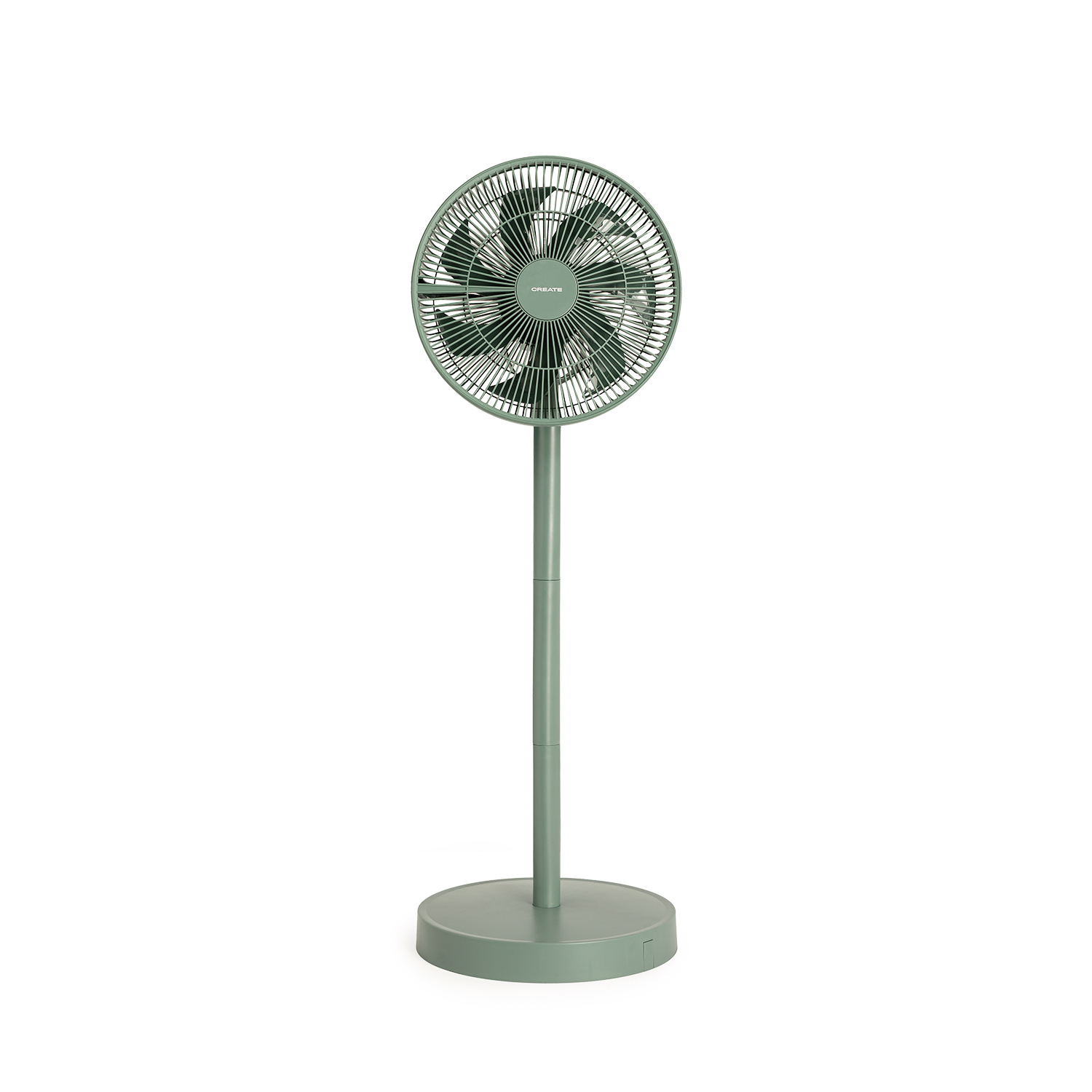 Un ventilador de pie verde salvia con base redonda y poste ajustable.