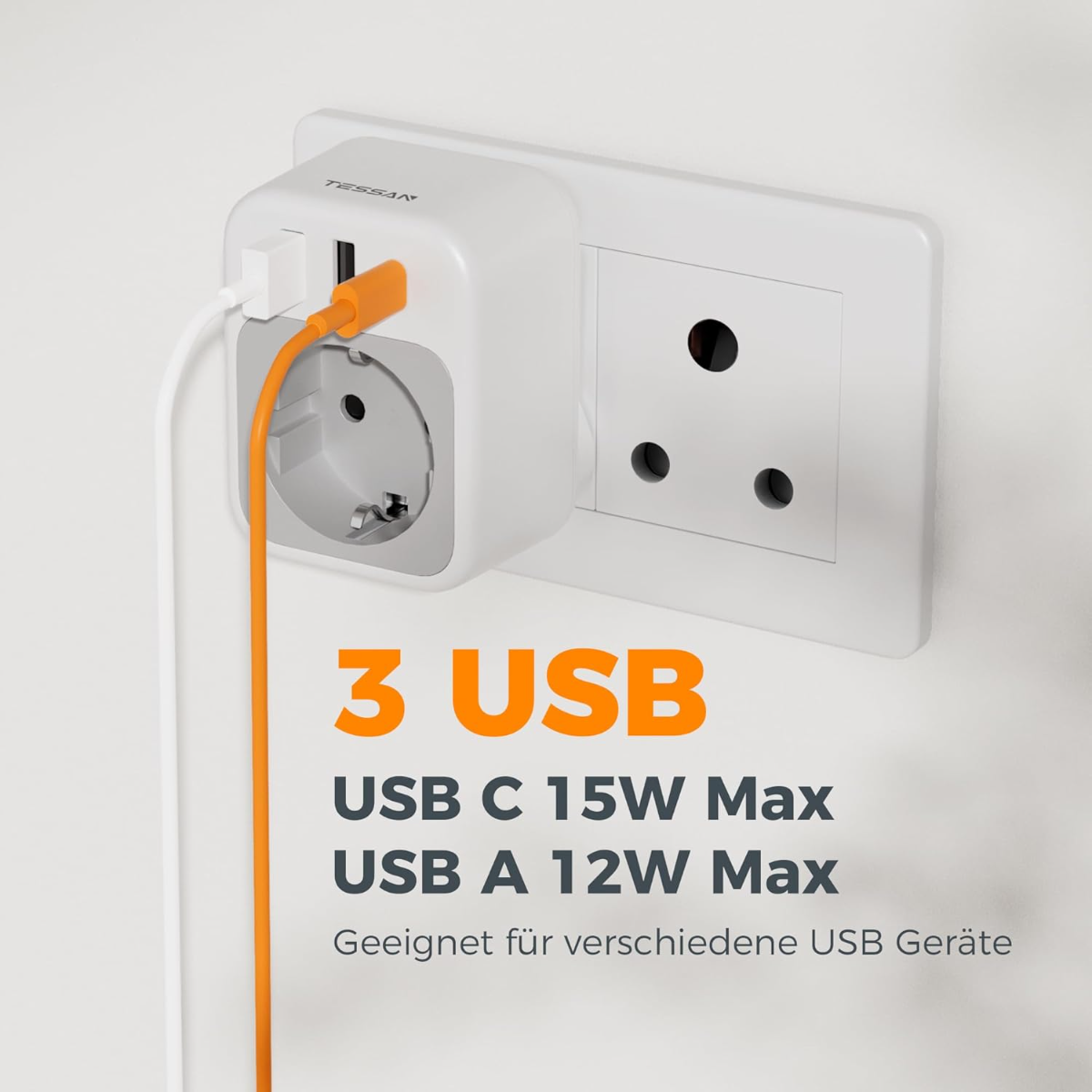 Un adaptador de viaje blanco con 3 puertos USB enchufado a una toma de corriente.