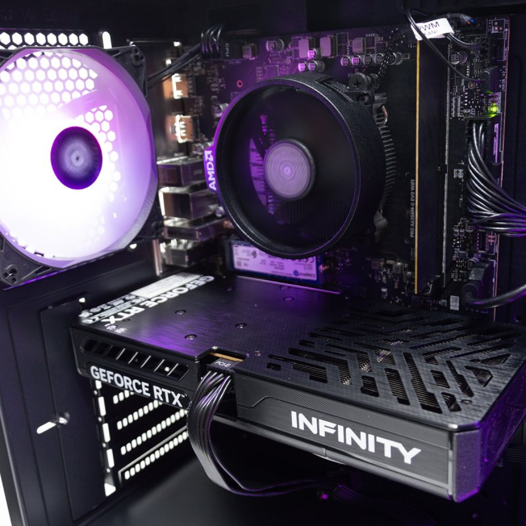 Un case per PC con ventole illuminate di viola, scheda grafica e scheda madre.