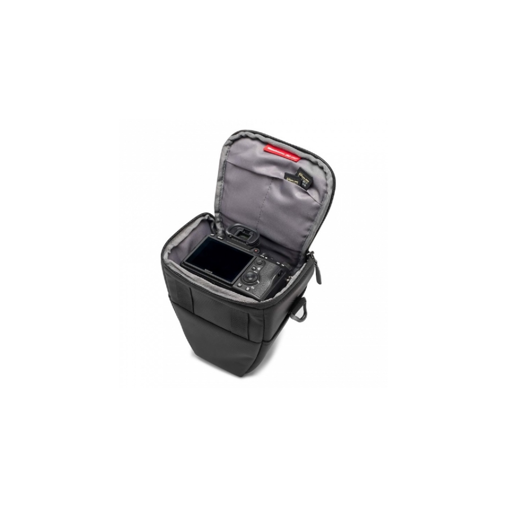 Una borsa per fotocamera nera con una fotocamera nera all'interno su sfondo bianco.