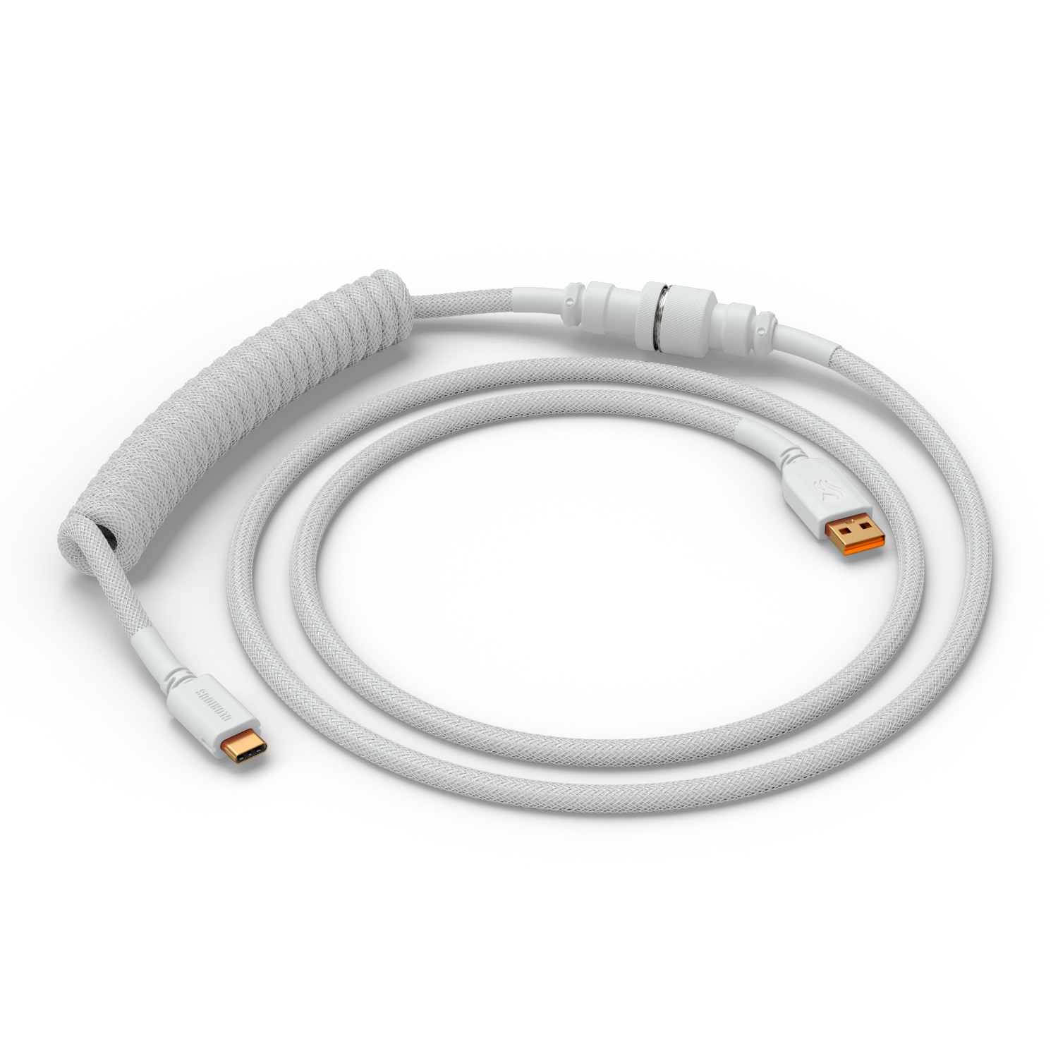 Altın konektörlü beyaz spiral USB-C - USB-A kablosu.