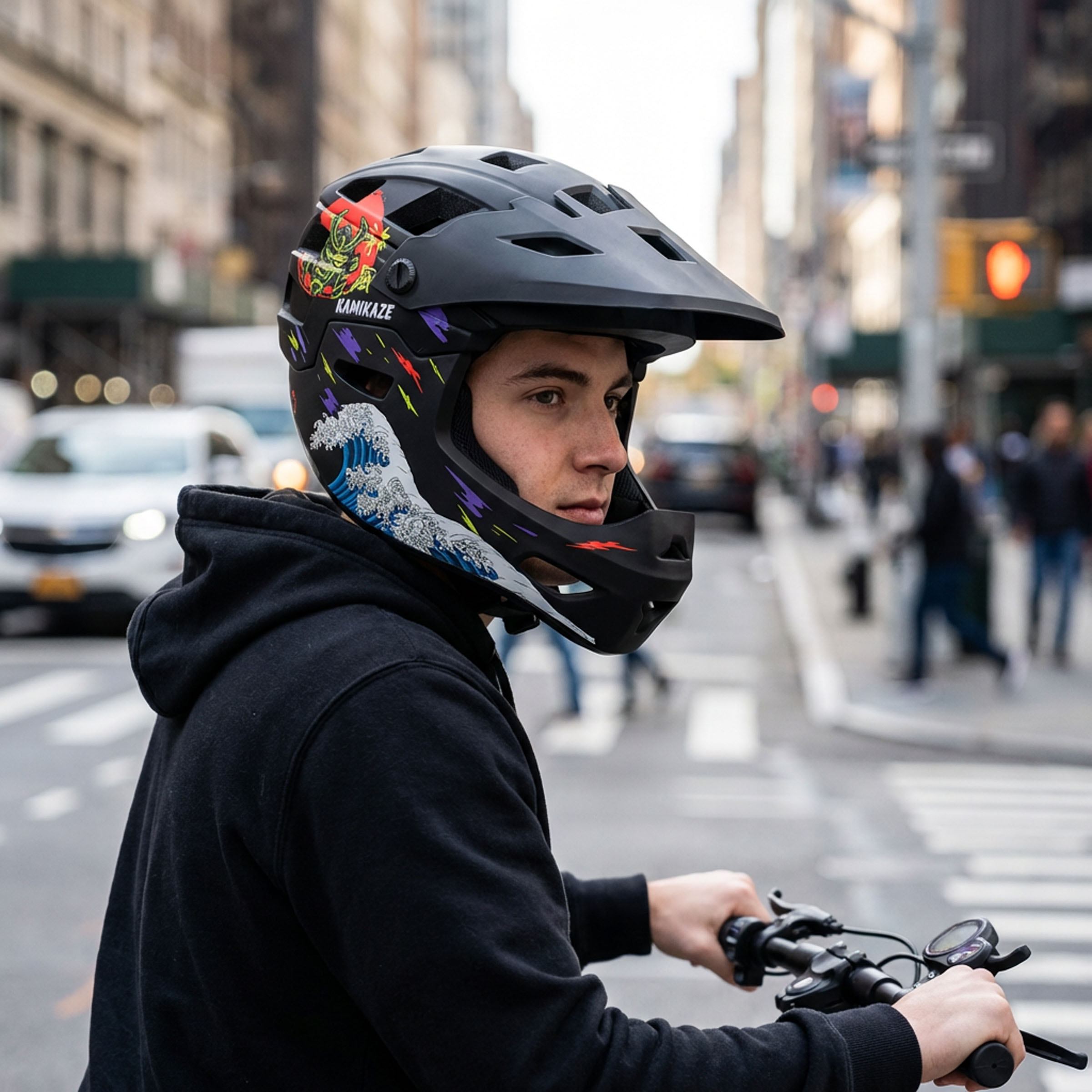 Un uomo con casco nero con design a onde e drago guida uno scooter elettrico.