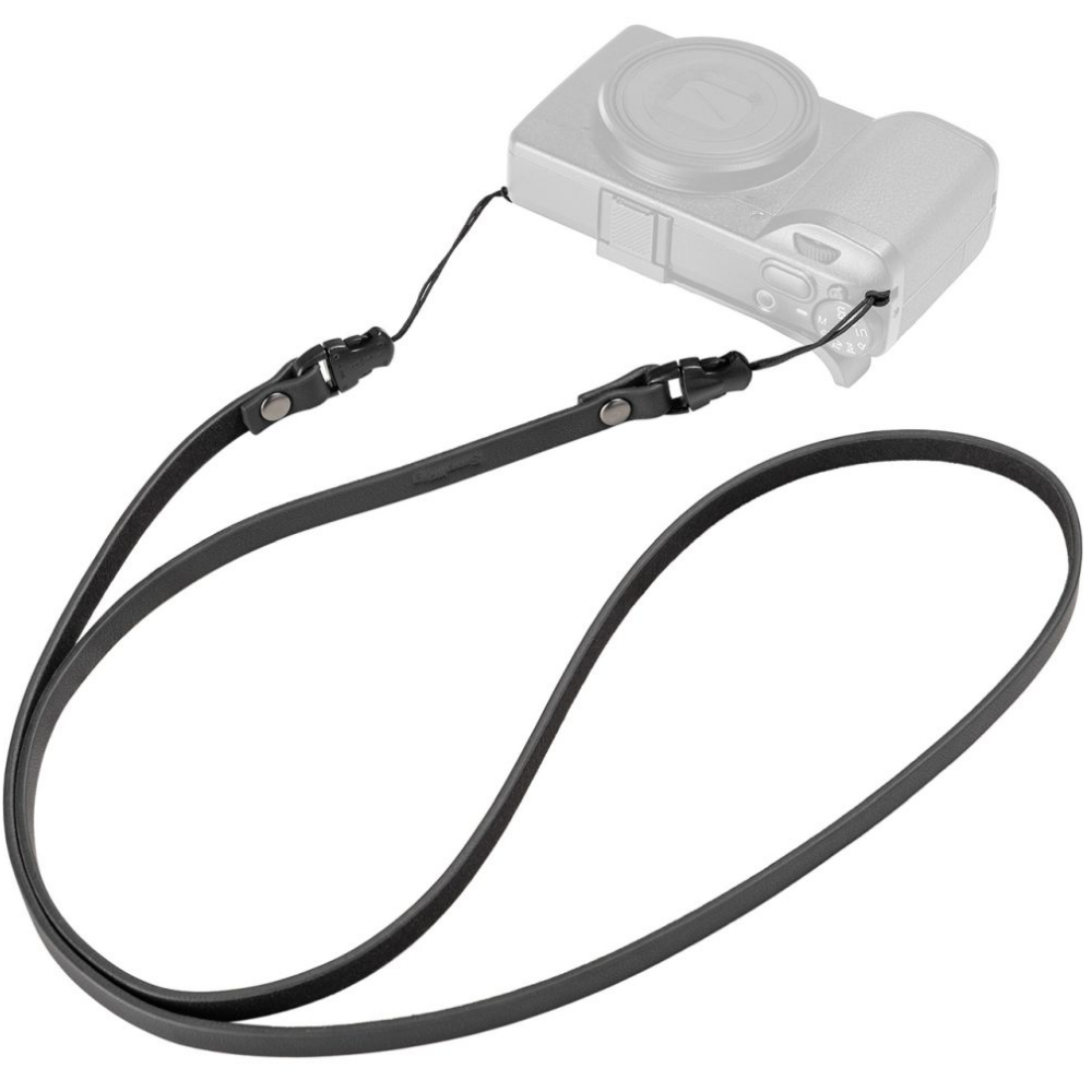 Zwarte lederen nekband met clips bevestigd aan een grijze camera.