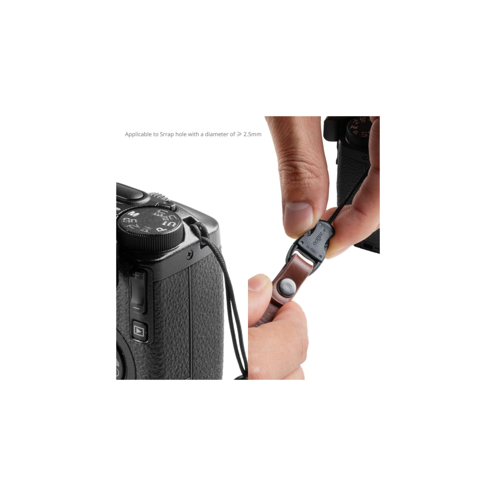 Een hand bevestigt een polsband aan een camera. Tekst: Toepasbaar op oogjes met een diameter van <gt/>= 2,5 mm.