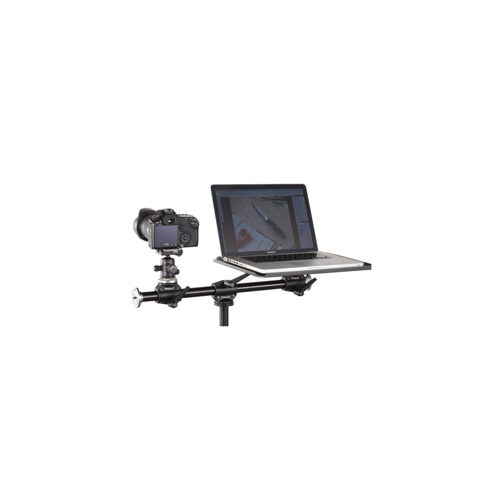 Een camera en laptop gemonteerd op een standaard. De laptop toont een afbeelding van een messenblad.