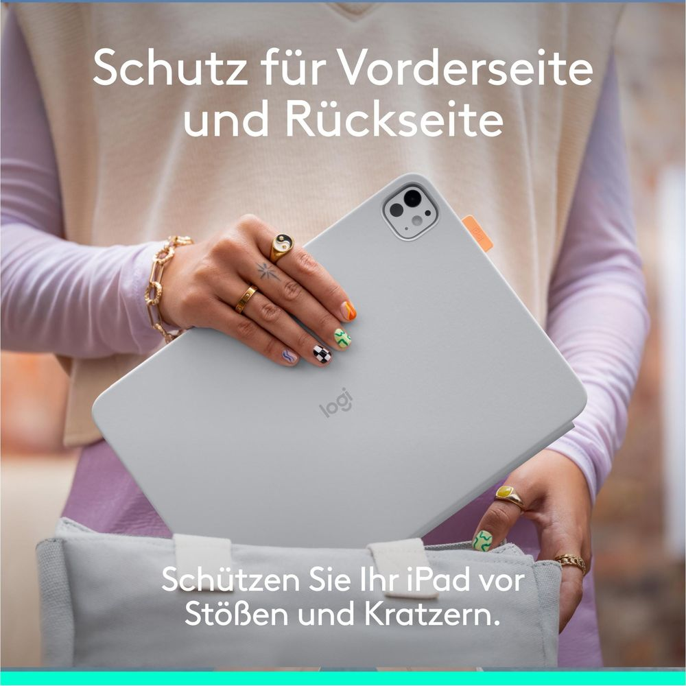 Une personne tient un iPad gris clair avec une housse Logitech.