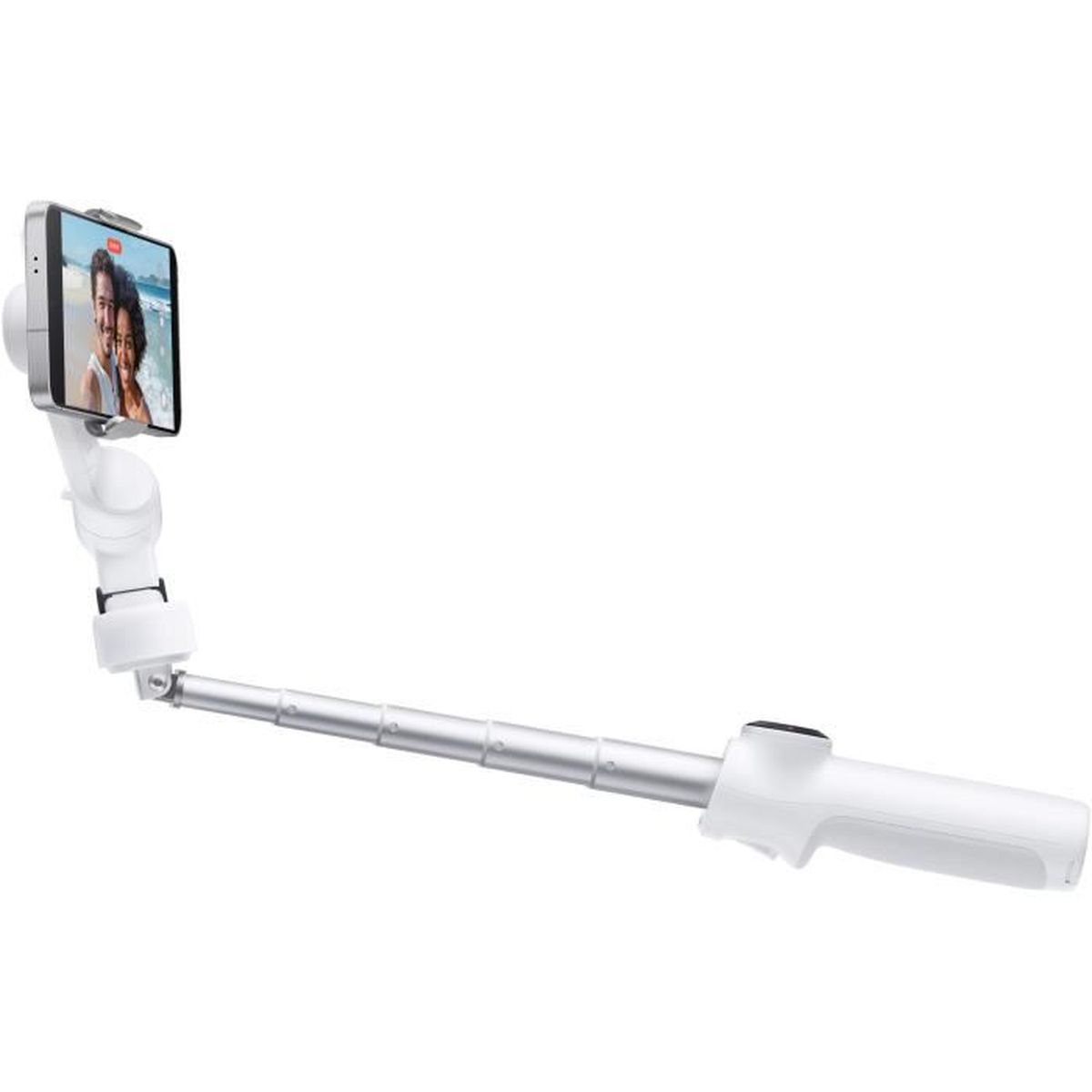 Ein ausziehbarer weißer Selfie-Stick mit einem Smartphone, das ein Paar am Strand zeigt.